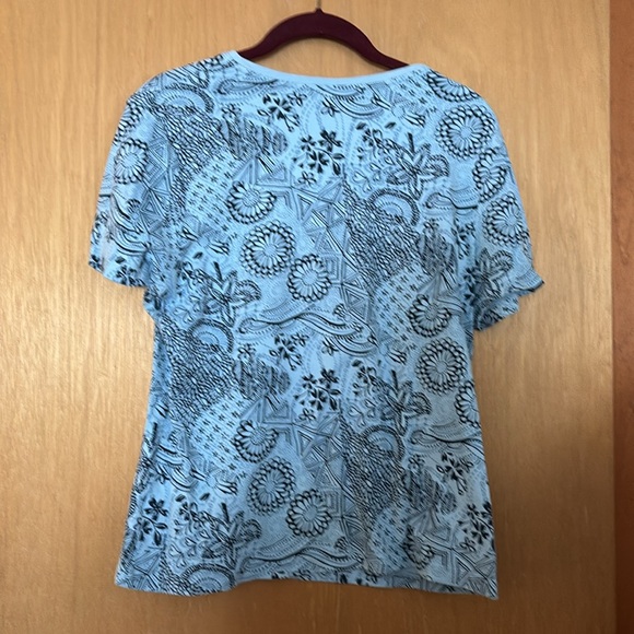 Croft and Barrow Top Size L Black and blue design - Picture 3 of 3